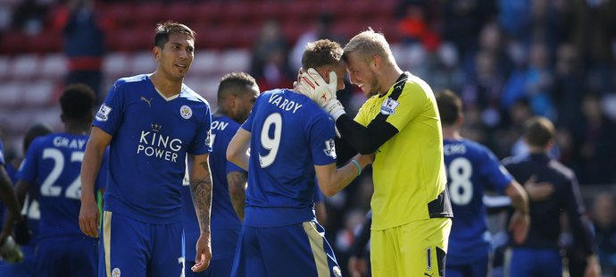 Dva hrdinové Leicesteru. Útočník Jamie Vardy a Kasper Schmeichel