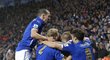 Marc Albrighton slaví se spoluhráči gól do sítě Chelsea
