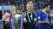 Brankář Leicesteru Kasper Schmeichel s pohárem pro mistra Anglie.