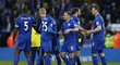 Fotbalisté Leicesteru slaví jeden z gólů do sítě Hullu