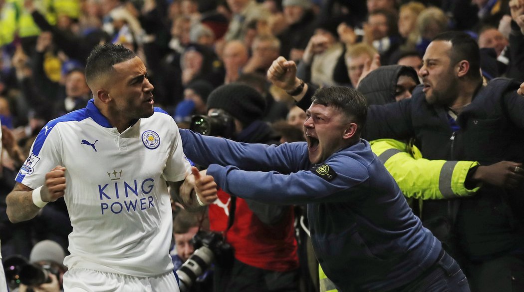 Šílenství. Fanoušci Leicesteru šílí nadšením po gólu do sítě Watfordu. Postaral se o něj Mahrez.