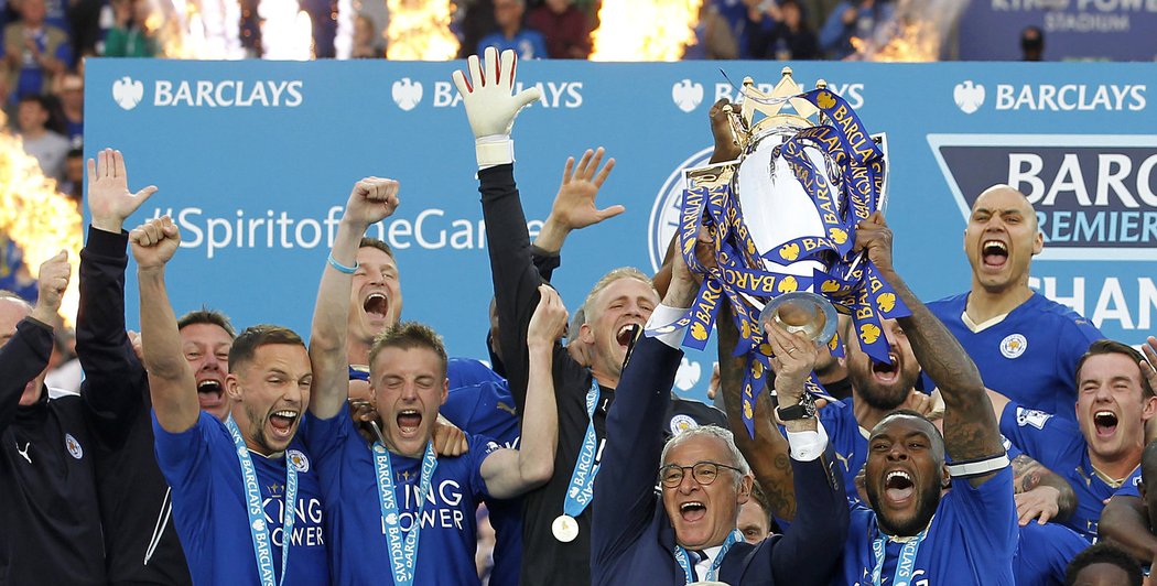 Leicester slaví s pohárem před vlastními fanoušky senzační triumf v Premier League.