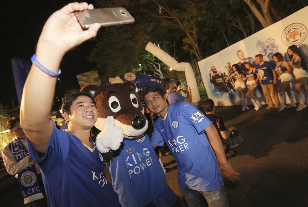 Tohle není &#34;liška&#34; z Leicesteru. V Thajsku slavili senzační titul týmu v Premier League, lišce se ale maska na tváři jednoho z fanoušků nepodobá ani náhodou.