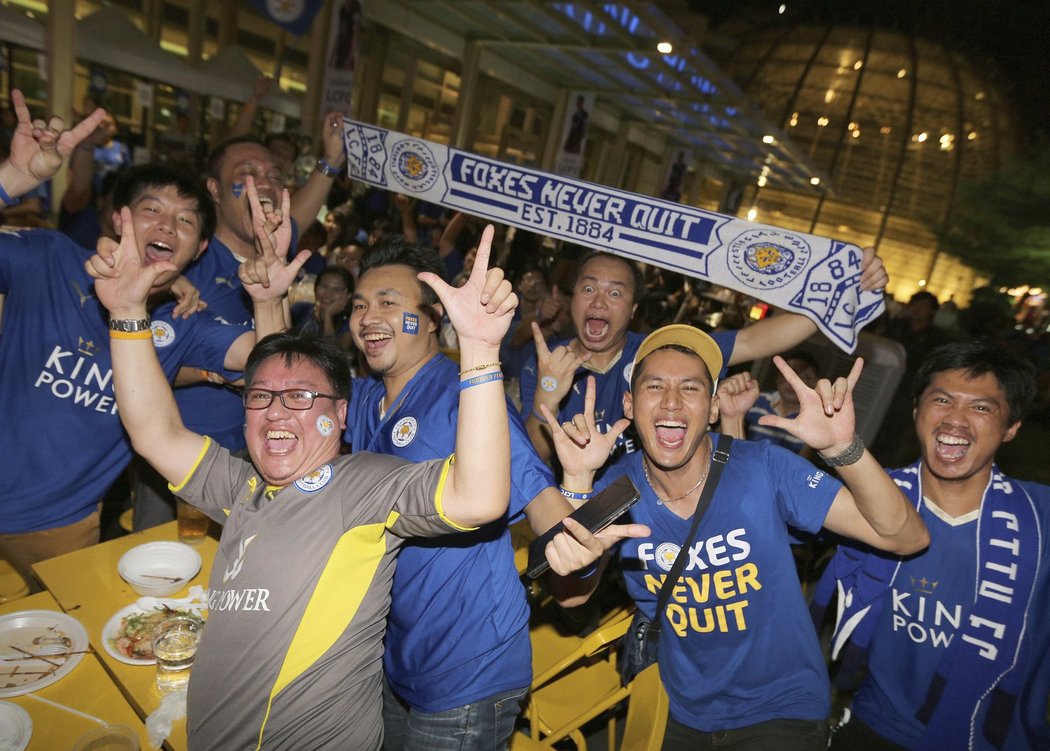Modrožlutá leicesterská vlna zalila Thajsko. Fanoušci senzačního vítěze Premier League si užívali a slavili titul.