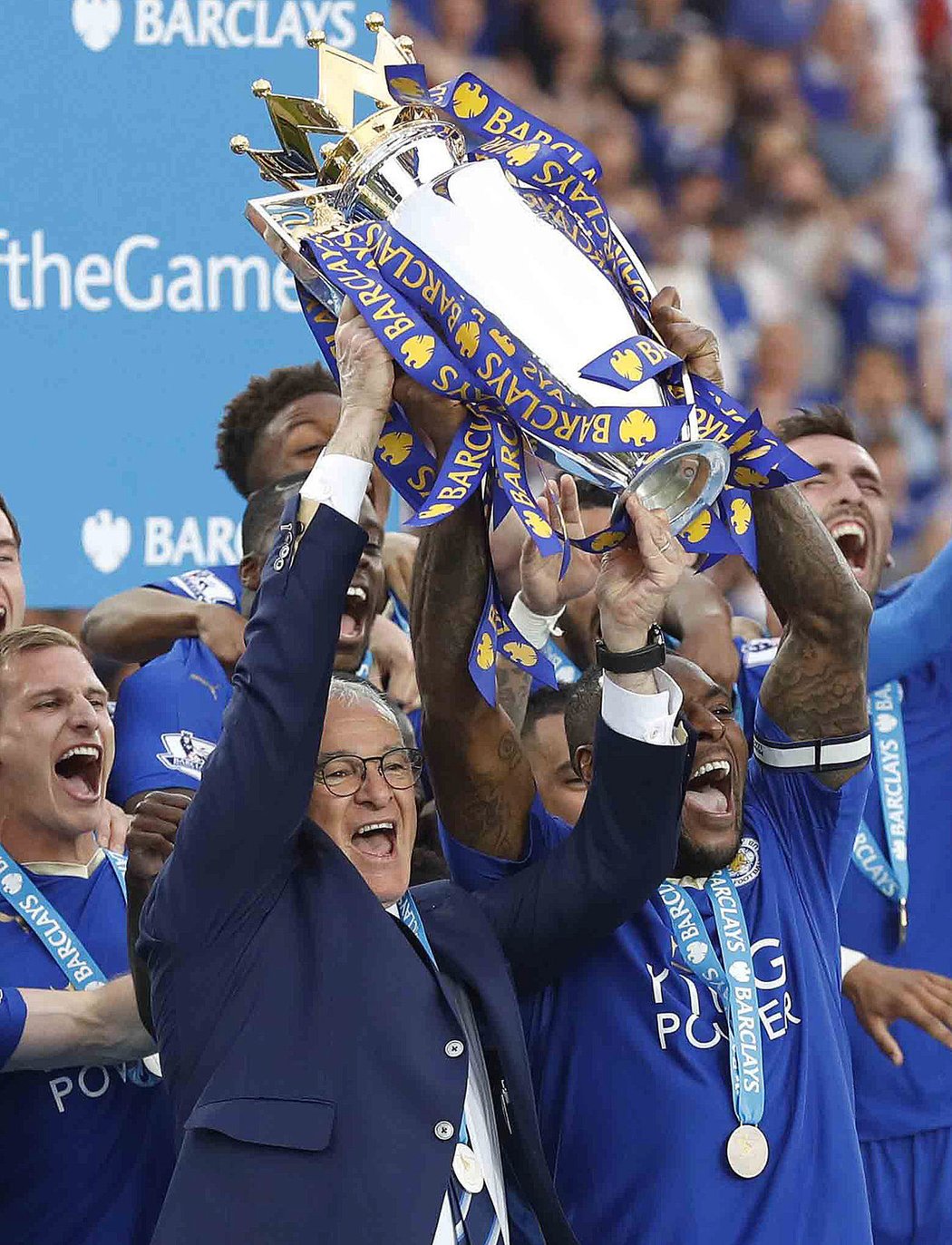 Manažer Leicesteru Claudio Ranieri s pohárem pro vítěze Premier League.