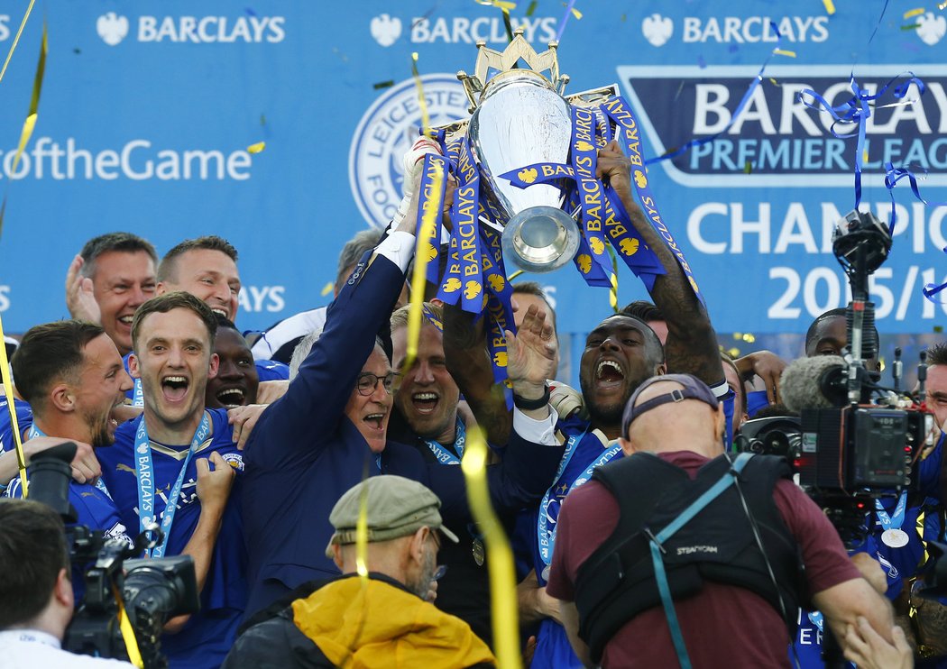 Křepčení s pohárem. Fotbalisté Leicesteru slaví historický triumf v Premier League před vlastními fanoušky. 