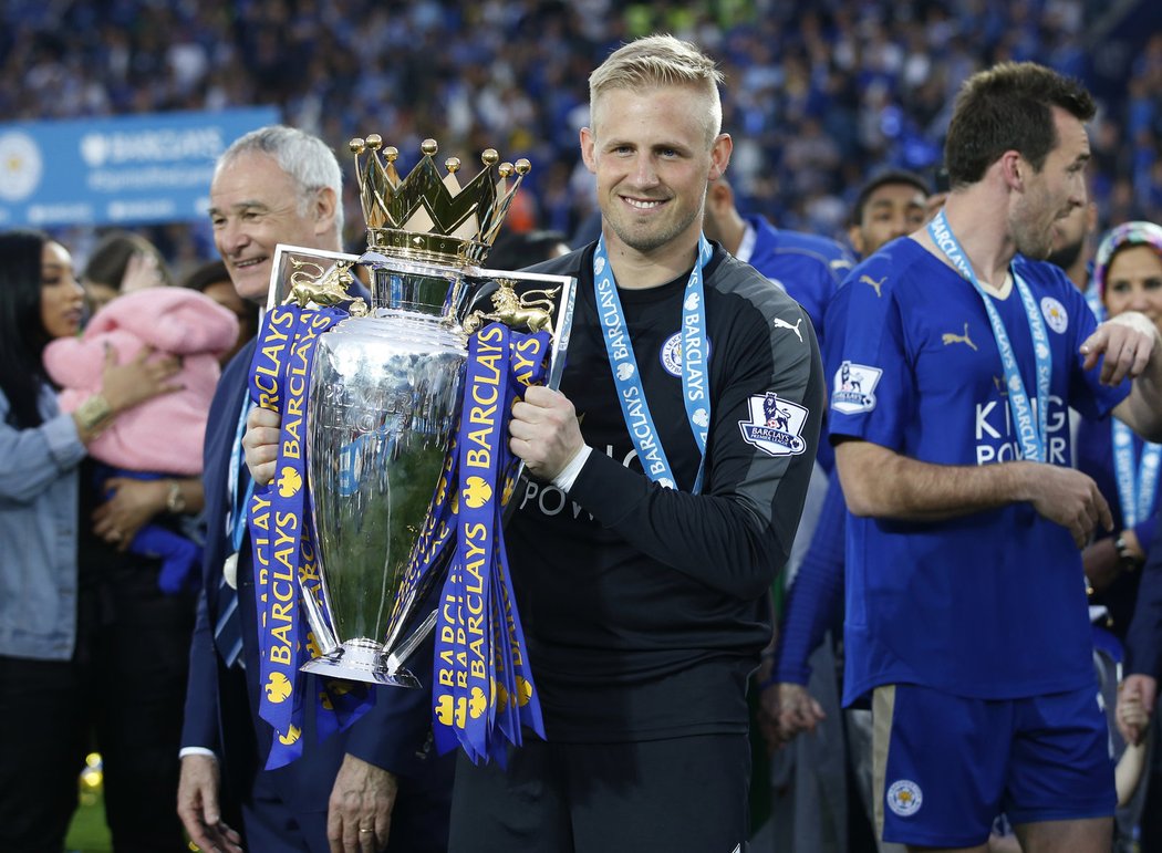 Brankář Leicesteru Kasper Schmeichel s pohárem pro mistra Anglie.