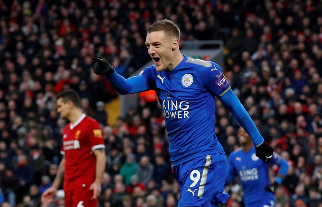 Jamie Vardy slaví úvodní trefu do sítě Liverpoolu