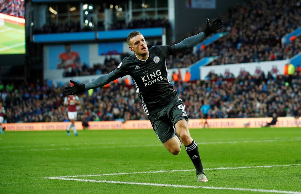 Anglický útočník Jamie Vardy slaví svou druhou trefu do sítě Aston Villy