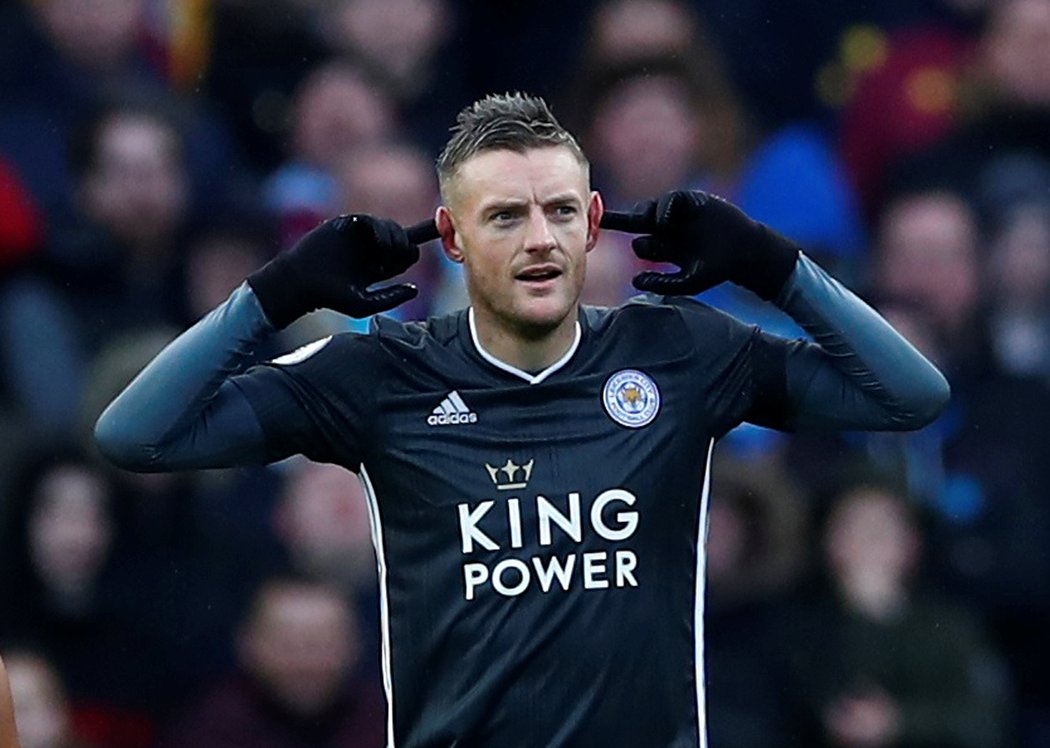 Anglický útočník Jamie Vardy slaví úvodní trefu do sítě Aston Villy