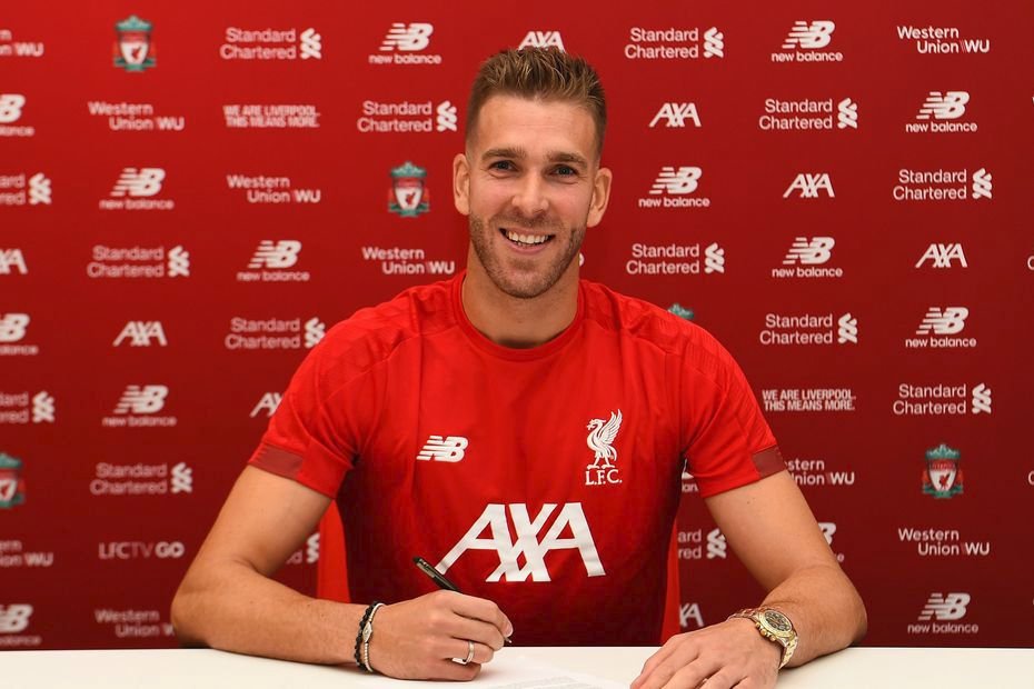 Gólman Adrián je jednou z mála nových tváří Liverpoolu