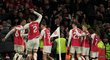 Fotbalisté Arsenalu se radují z gólu do sítě Liverpoolu