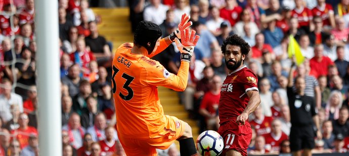 Mohamed Salah překonává bezmocného Petra Čecha v brance Arsenalu