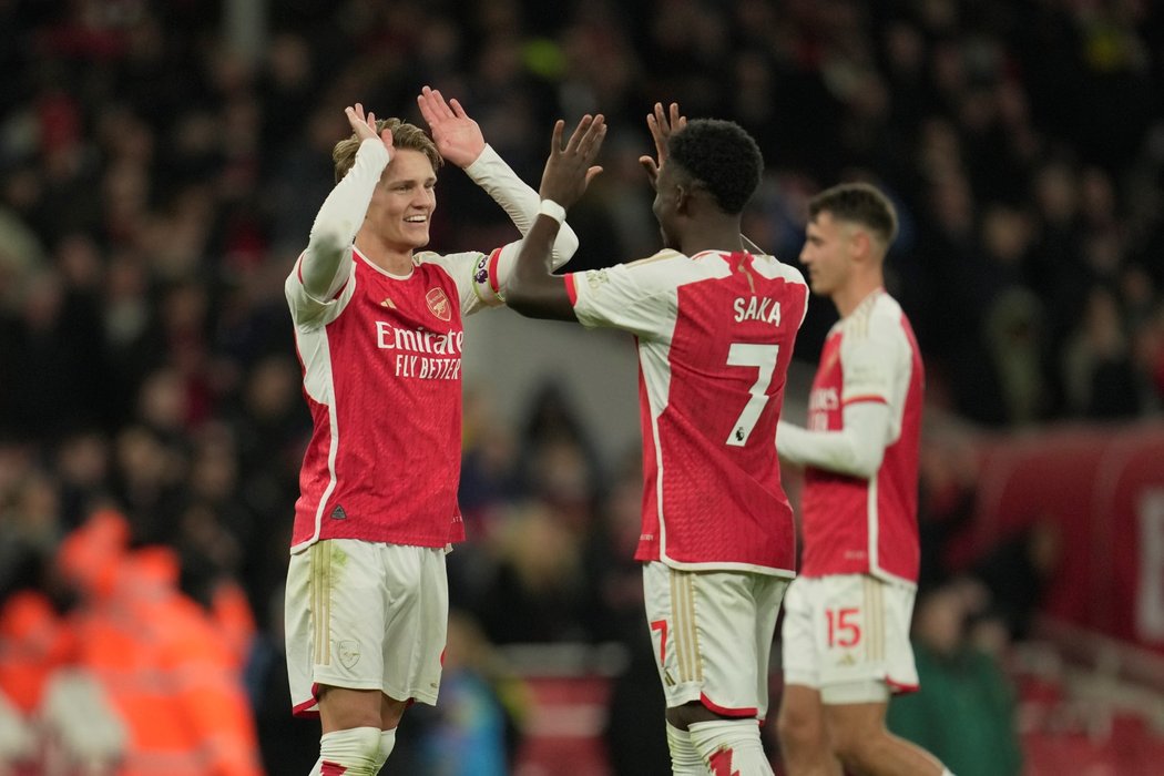 Fotbalisté Arsenalu se radují z výhry nad Liverpoolem