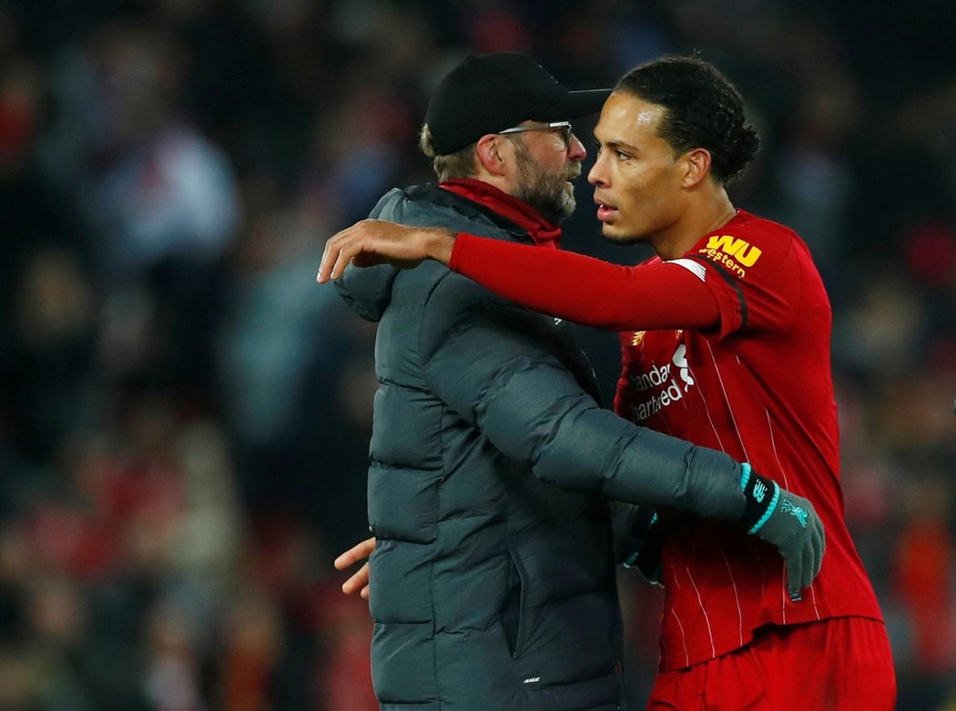 Stoper Liverpoolu Virgil van Dijk a trenér Jürgen Klopp po vítězném utkání s Brightonem 