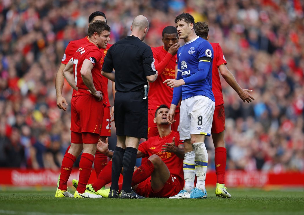 Ross Barkley debatuje po žluté kartě s rozhodčím