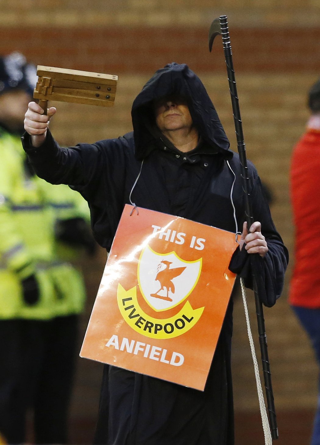 Liverpoolu se sice přezdívá &#34;reds&#34;, během duelu se Sunderlandem ale chodila na tribuně černá postava s kosou. Symbolizovala náladu v táboře liverpoolských fans, ti protestovali proti plánovanému zdražení lístků odchodem ze stadionu.