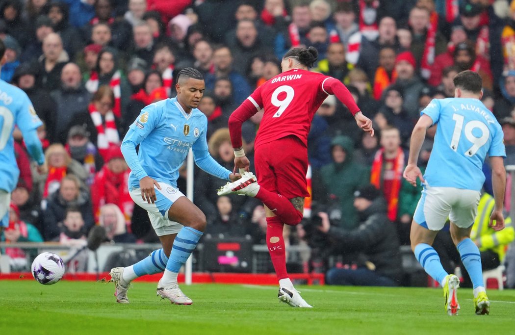 Darwin Núňez patičkou přihrává v utkání proti Manchesteru City