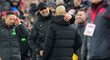 Jürgen Klopp se po zápase přátelsky zdraví s Pepem Guardiolou