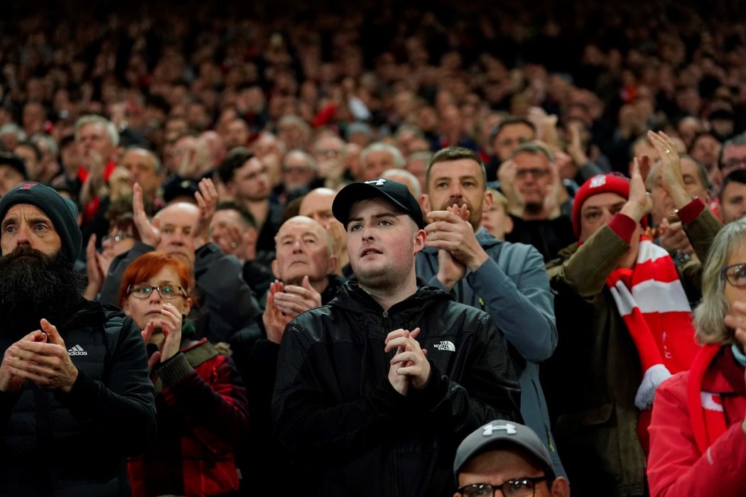 Hromadný potlesk vestoje a ikonická hymna pro Cristiana Ronalda, fanoušci Liverpoolu dojemně podpořili hvězdu soupeře