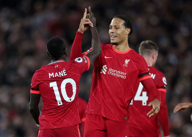 Sadio Mané a Virgil van Dijk slaví gól do sítě United Sadio Mané a Virgil van Dijk slaví gól do sítě United