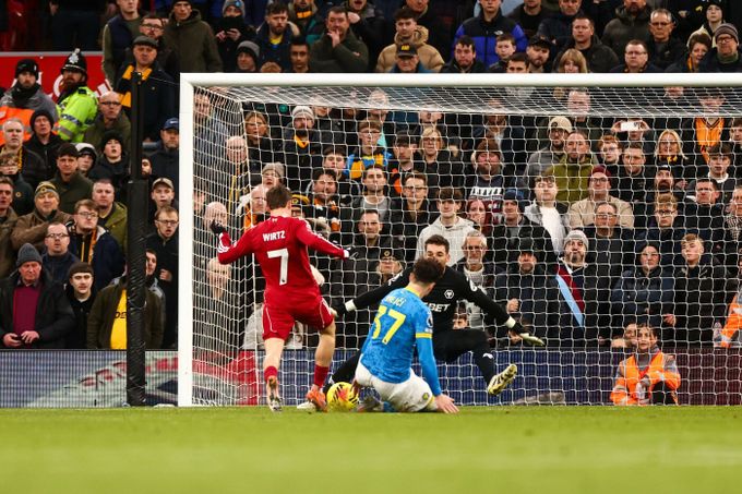 Liverpool - Wolves 2:1. Krejčí byl u další prohry. West Ham padl, výhry pro Arsenal i City Liverpool - Wolves 2:1. Krejčí byl u další prohry. West Ham padl, výhry pro Arsenal i City