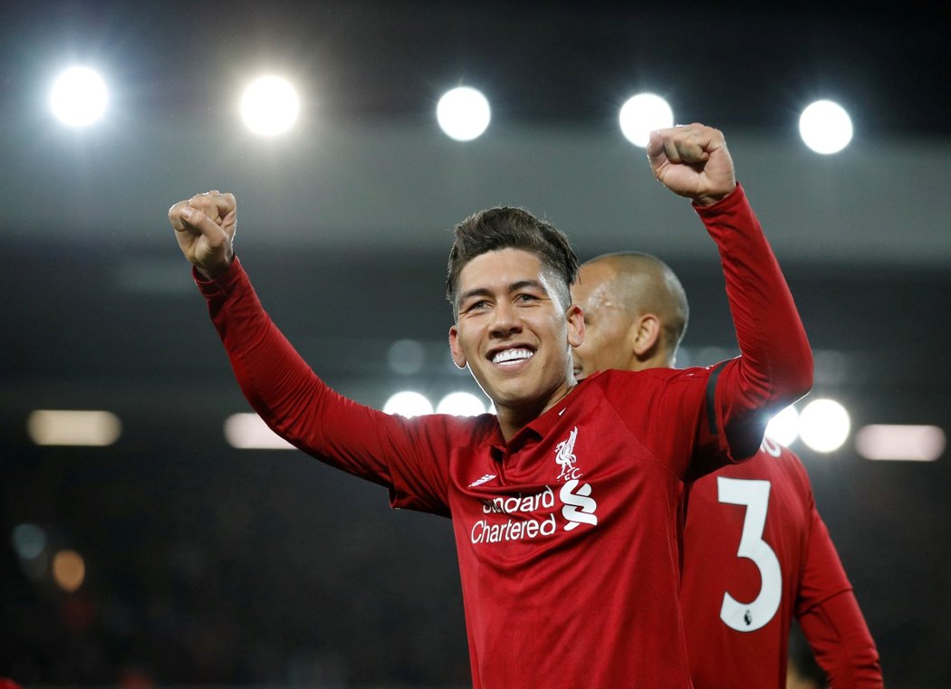 Roberto Firmino oslavuje jednu ze svých tref proti Arsenalu