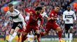 Liverpoolský útočník Mohamed Salah uniká ze souboje s Alfiem Mawsonem z Fulhamu