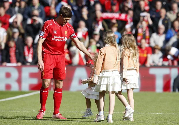 Legendární liverpoolský fotbalista Steven Gerrard se loučí s Anfieldem. Při utkání s Crystal Palace jej doprovodily na trávník i dcery. Legendární liverpoolský fotbalista Steven Gerrard se loučí s Anfieldem. Při utkání s Crystal Palace jej doprovodily na trávník i dcery.