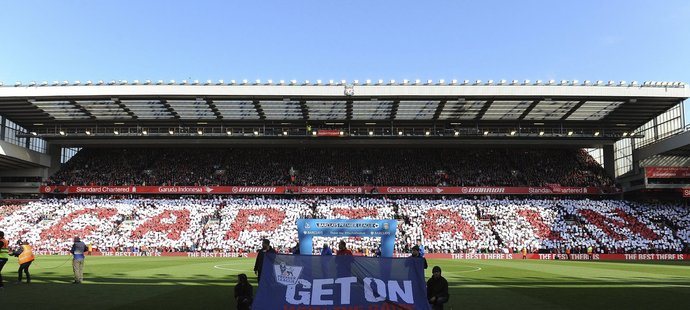 Fanoušci vzdali hold liverpoolské legendě Stevenu Gerrardovi. Ten hrál doma na Anfieldu naposledy v kariéře.