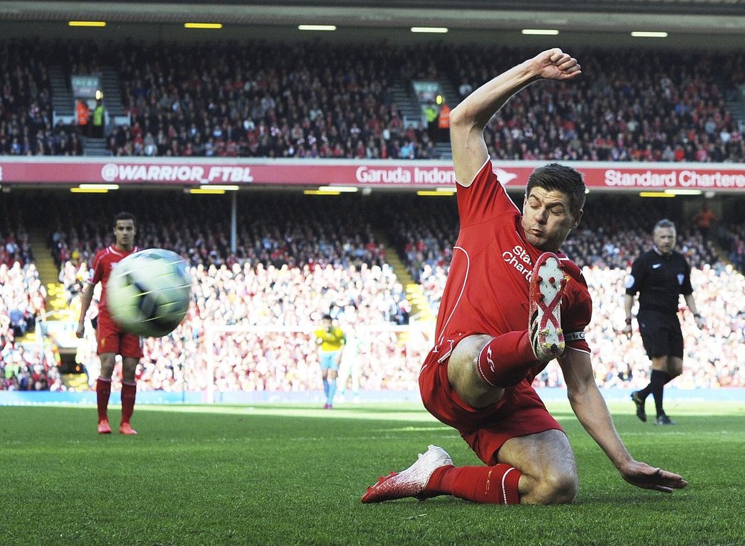 Kapitán Liverpoolu Steven Gerrard ani ve svém posledním domácím zápase v dresu Reds nic nevypustil. Bojoval jako tradičně od první do poslední minuty a ochozy šílely.