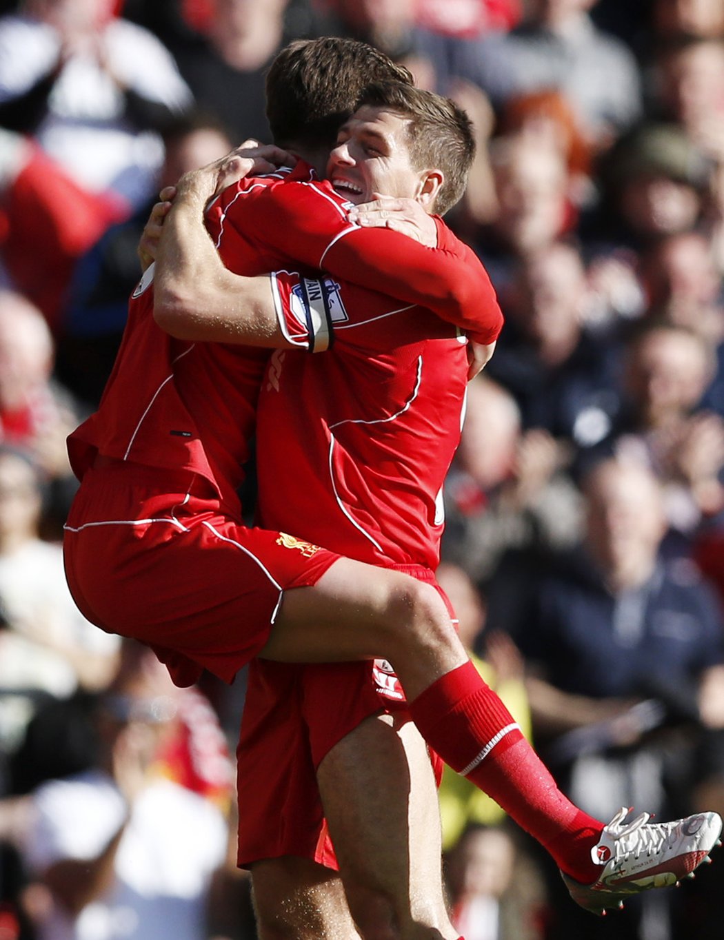 První gól Liverpoolu v duelu s Crystal Palace vstřelil Adam Lallana a běžel slavit s kapitánem Reds Stevenem Gerrardem. Skočil mu do náruče.