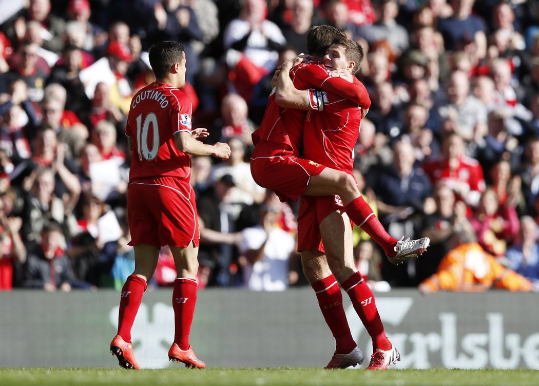 První gól Liverpoolu v duelu s Crystal Palace vstřelil Adam Lallana a běžel slavit s kapitánem Reds Stevenem Gerrardem.