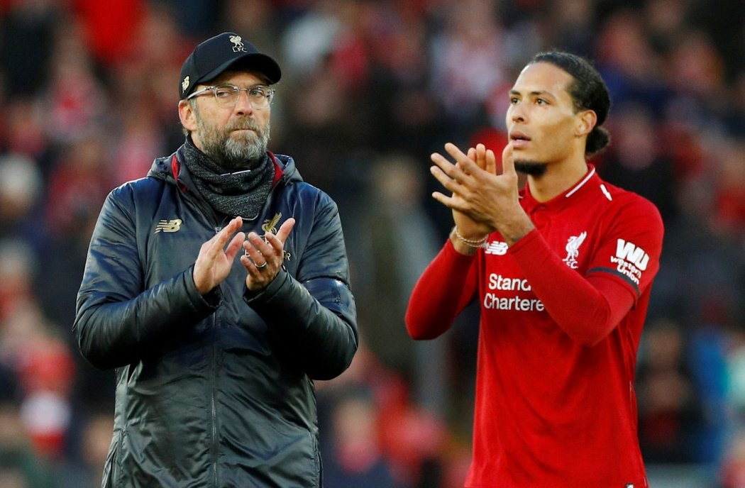 Jürgen Klopp (vlevo) a Virgil van Dijk se radují z výhry nad Bournemouthem