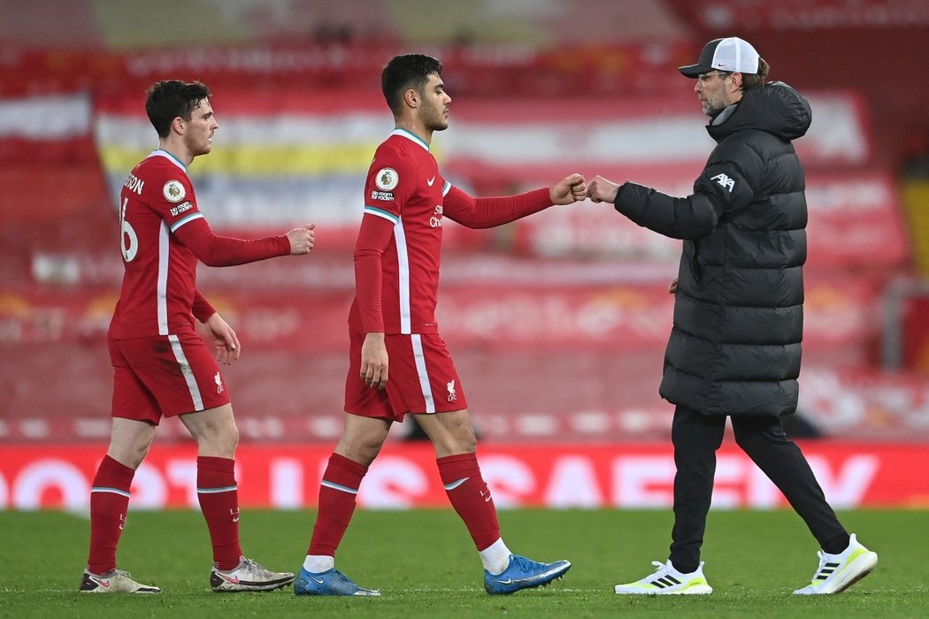 Jürgen Klopp se zdraví se zklamanými hráči po prohře s Chelsea