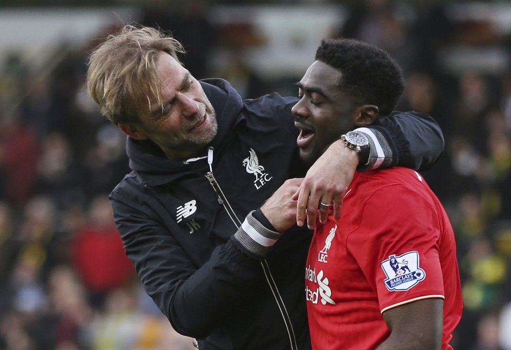 Trenér Liverpoolu Jürgen Klopp s obráncem Kolo Tourém