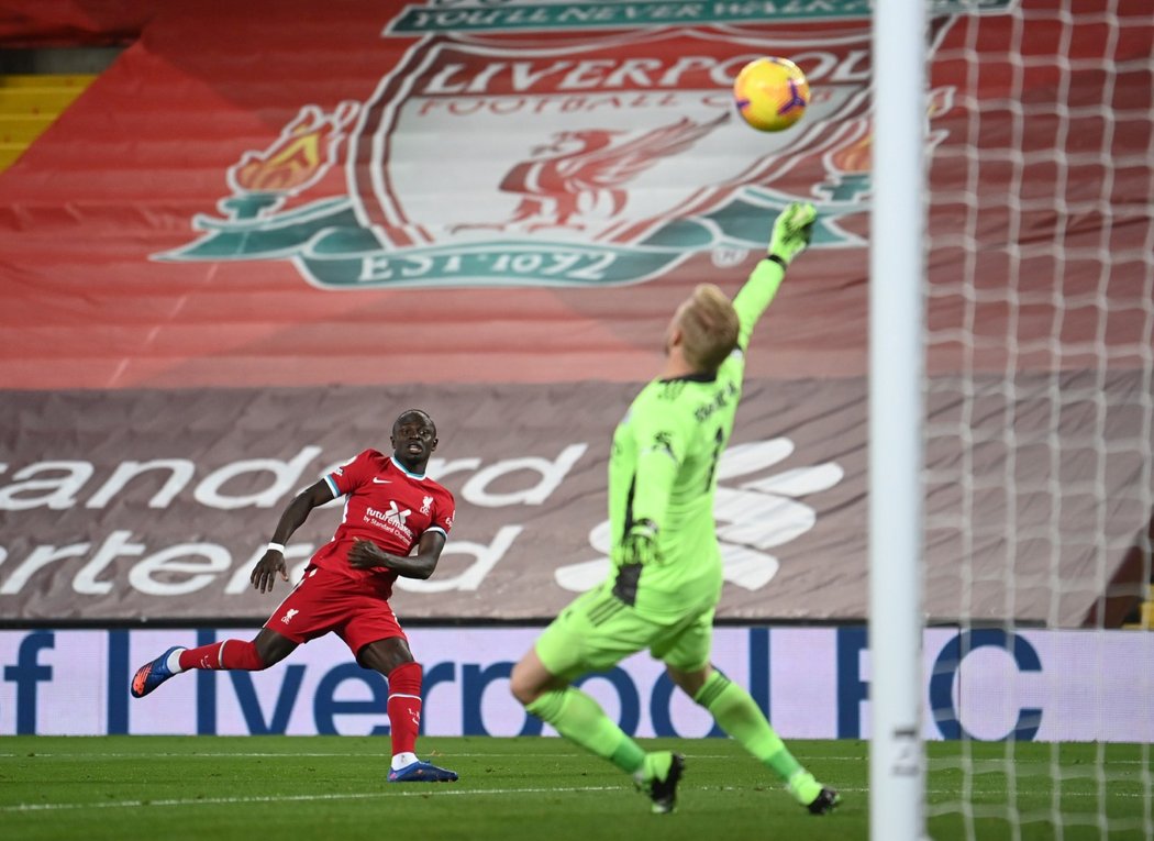 Gólman Leicesteru Kasper Schmeichel se snaží zlikvidovat střelu při utkání s Liverpoolem