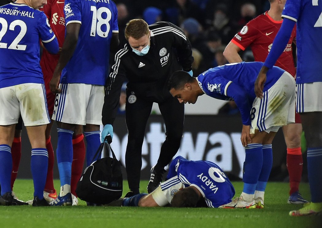 Útočník Leicesteru Jamie Vardy se zranil v zápase proti Liverpoolu