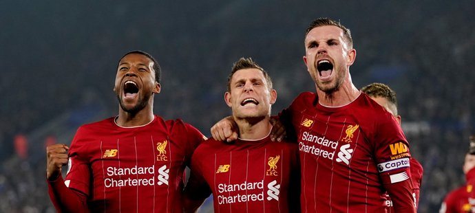 Fotbalisté Liverpoolu slaví gól do sítě Leicesteru