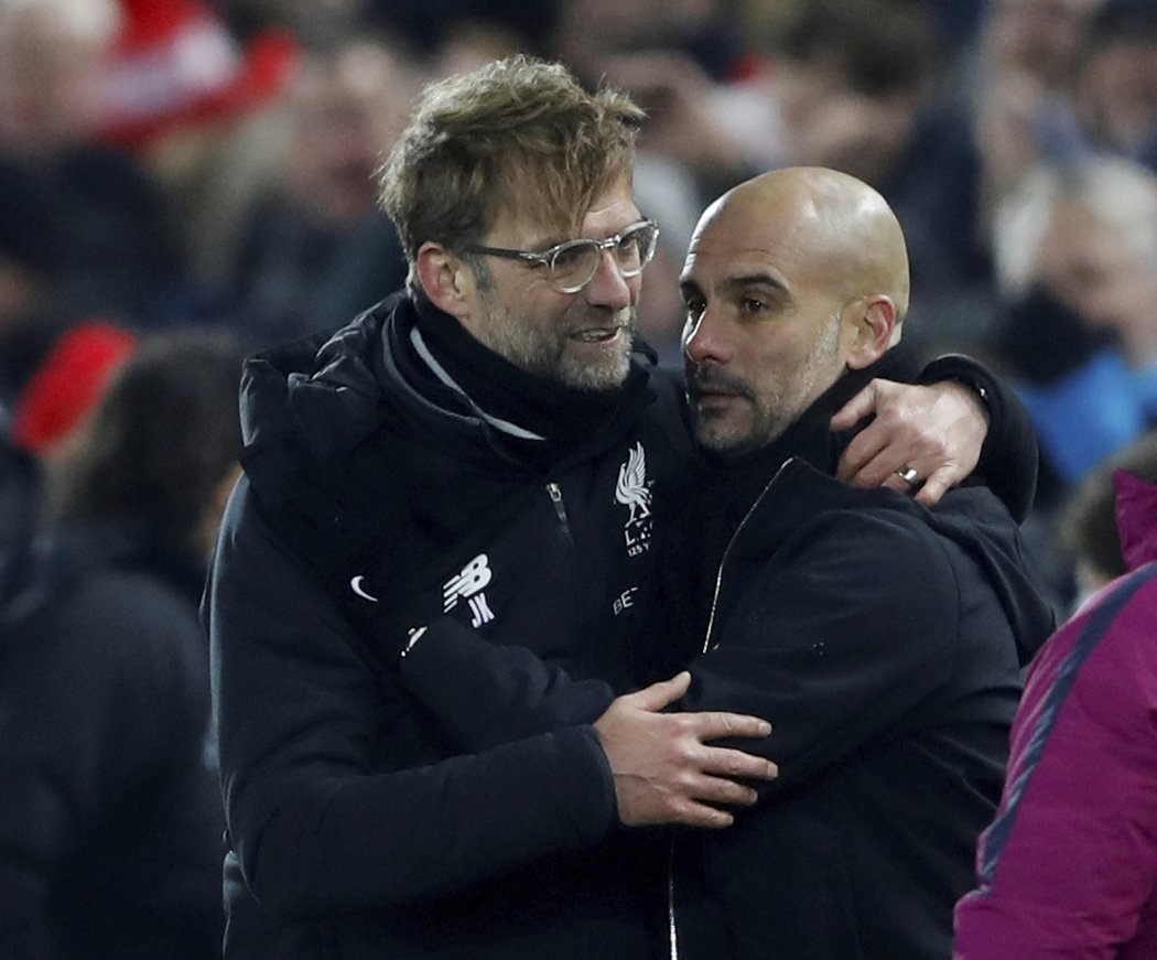 Jürgen Klopp a Pep Guardiola po zápase, v němž byli úspěšnější svěřenci německého kouče