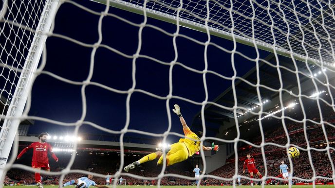 Brankář Citizens Claudio Bravo nedosáhl na střelu Mohameda Salaha z Liverpoolu