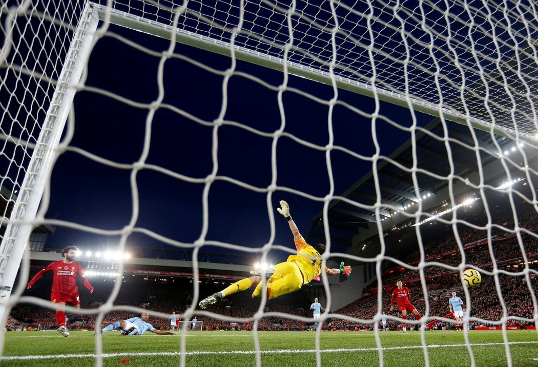 Brankář Citizens Claudio Bravo nedosáhl na střelu Mohameda Salaha z Liverpoolu