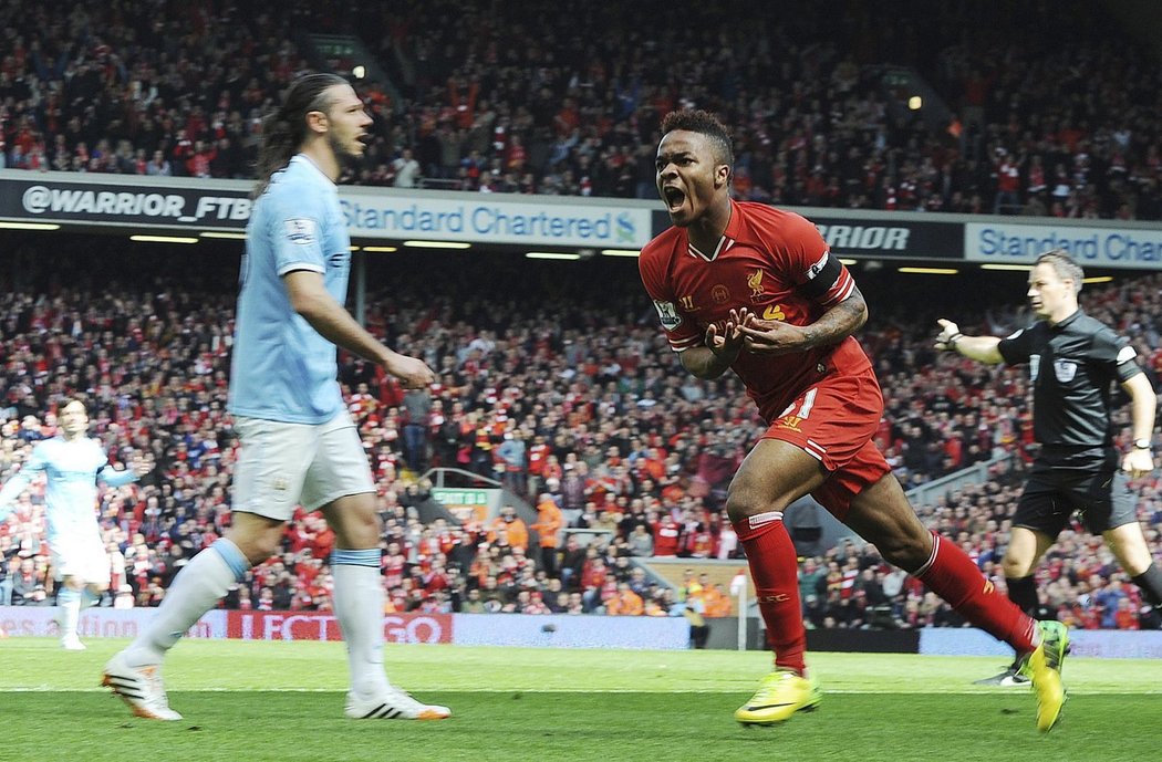Liverpoolský Raheem Sterling slaví první gól v síti Manchesteru City