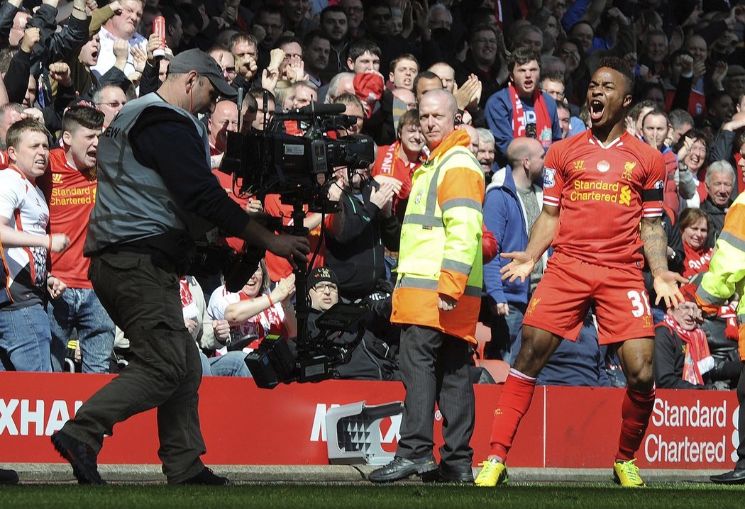 Liverpoolský Raheem Sterling slaví první gól v síti Manchesteru City