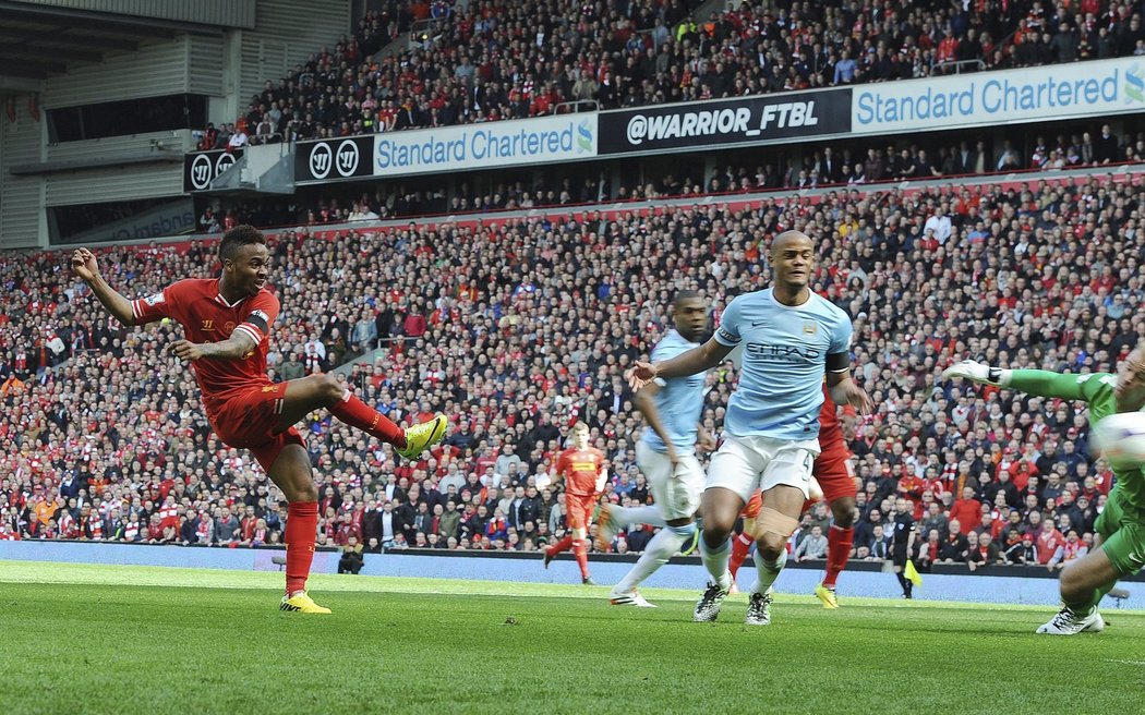 Liverpoolský Raheem Sterling střílí první gól do sítě Manchesteru City