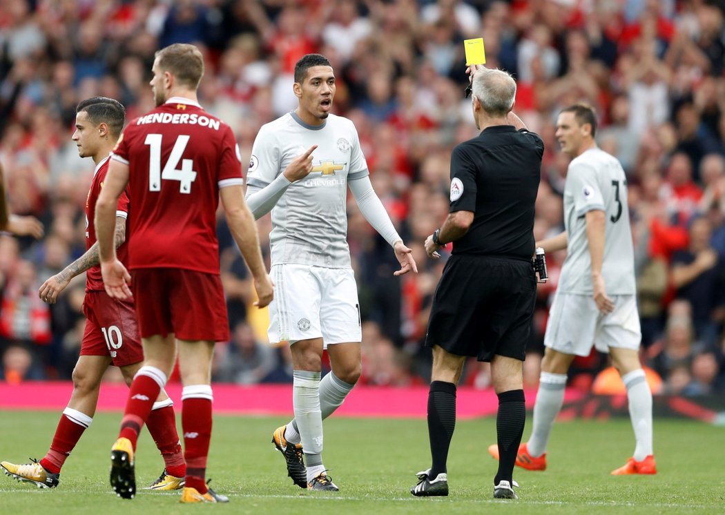 Hostující Chris Smalling dohrával derby na půdě Liverpoolu se žlutou kartou