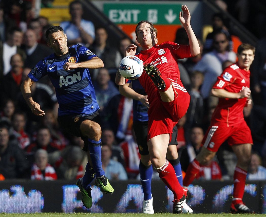 Veterán Giggs v souboji s liverpoolským špílmachrem Charliem Adamem