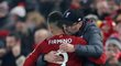 Útočník Liverpoolu Roberto Firmino v objetí s trenérem Jürgenem Kloppem