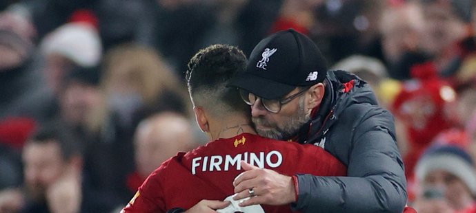 Útočník Liverpoolu Roberto Firmino v objetí s trenérem Jürgenem Kloppem