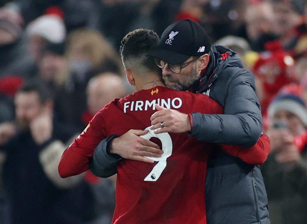 Útočník Liverpoolu Roberto Firmino v objetí s trenérem Jürgenem Kloppem